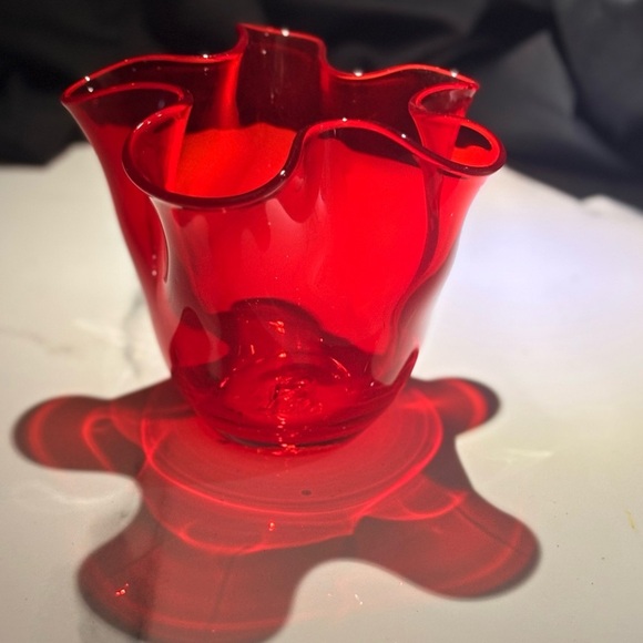 Elegant Red Glass Vase - Picture 4 of 5